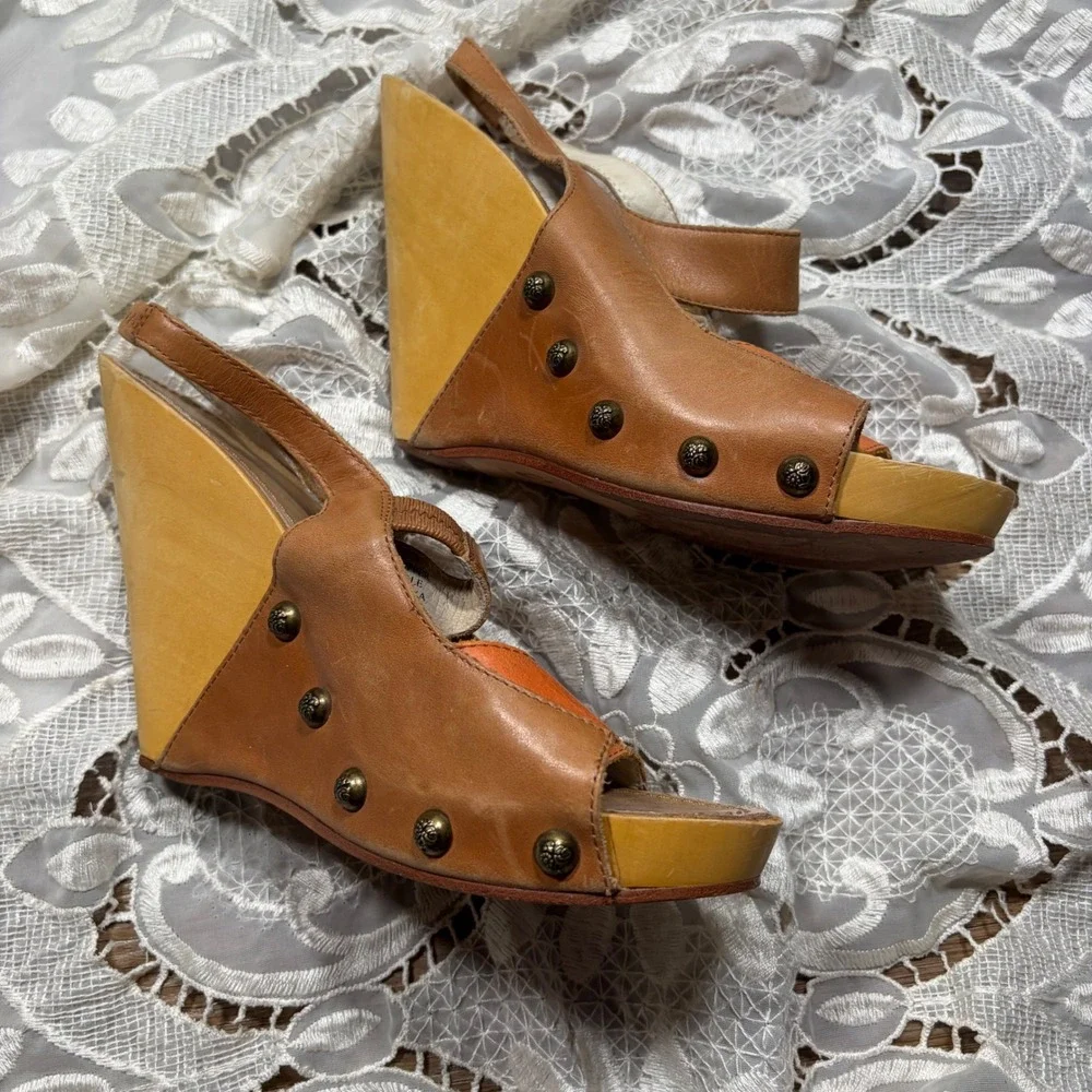 True Religion Y2K Grunge Tan Leather Studded Wooden Wedge Sandals Womens 8